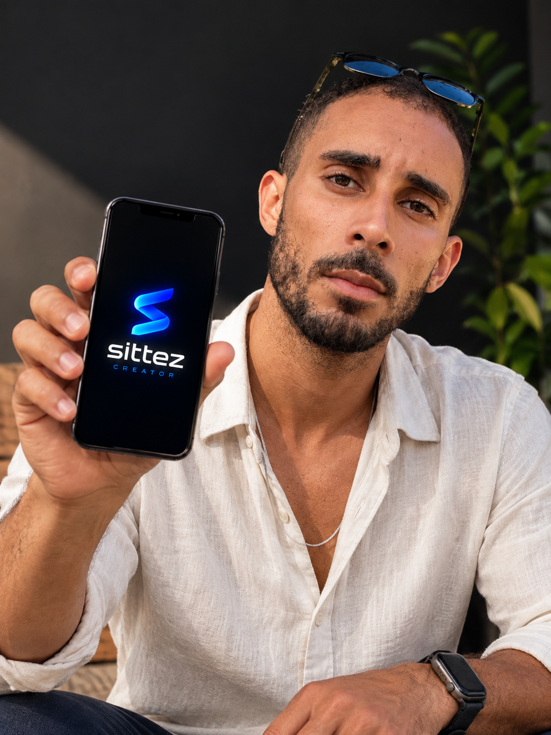 Leonardo Alecrim, criador da Sittez Creator, mostrando o aplicativo